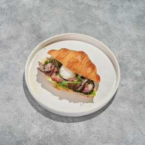 Круассан с ростбифом