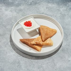 Блины со сметаной и красной икрой