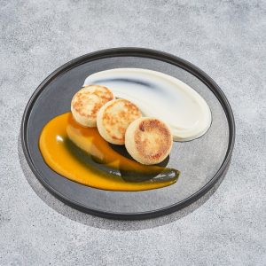 Сырники с пюре манго и сметаной