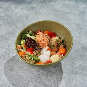 Гонконгский завтрак с яйцом пашот и тартаром из лосося