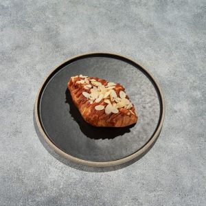 Круассан с солёной карамелью и бананом