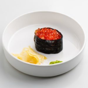 Гункан с красной икрой