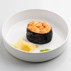 Гункан с острым лососем