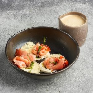 Сырный суп с копчёным лососем и красной икрой
