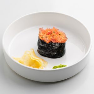 Гункан с острым тунцом