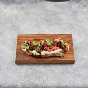 Брускетта с вялеными томатами со страчателлой