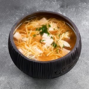 Куриный бульон с лапшой и курицей
