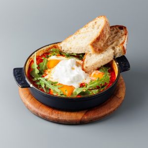 Шакшука с хлебом тартин