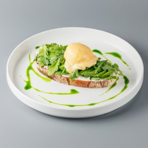 Тартин с авокадо и яйцом пашот