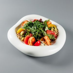 Салат с северными креветками, манго и авокадо