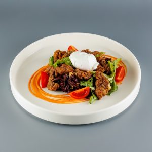 Салат с куриной печенью и яйцом пашот