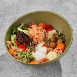 Гонконгский завтрак с яйцом пашот и тартаром из лосося