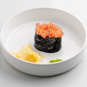 Гункан с острым тунцом