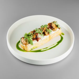 Брускетта с мидиями и соусом блю чиз