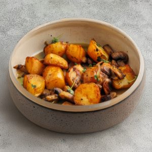 Молодой картофель с грибами