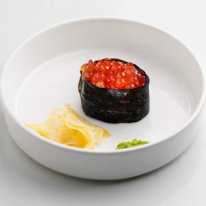 Гункан с красной икрой